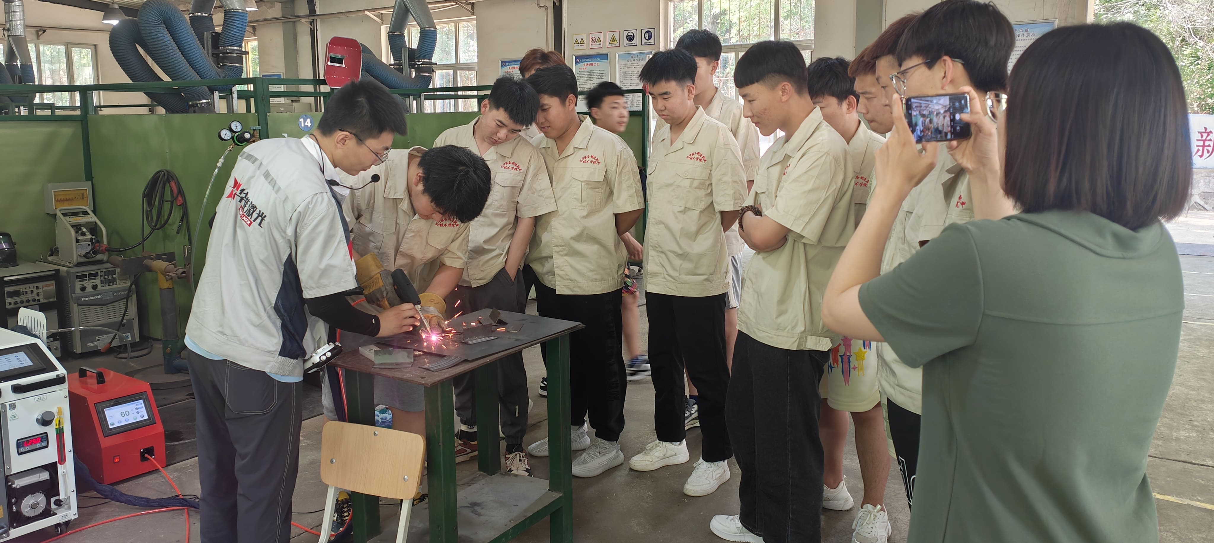 Huawei लेजर '10000W ह्यान्डहेल्ड वेल्डरले Caloning टेक कलेजमा सीप प्रशिक्षण बढावा दिन्छ